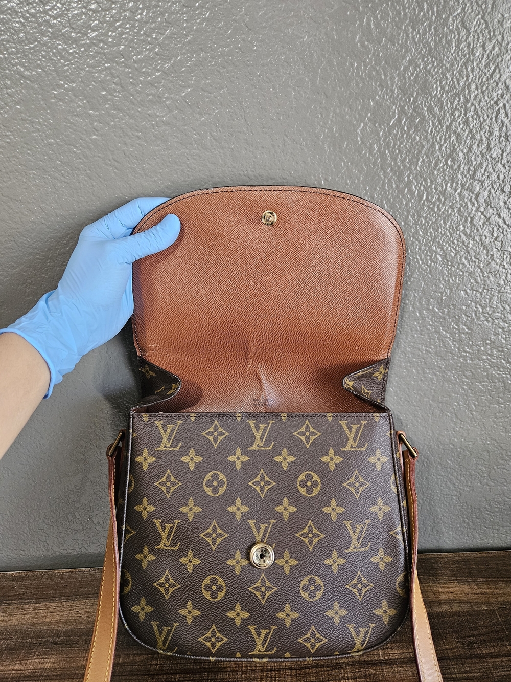 Authentic Louis Vuitton Vintage Saint Cloud GM Monogram Canvas Crossbody 1990 - Picture 6 of 16